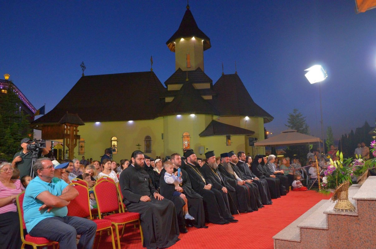 Cinstire adusă Maicii Domnului 56812