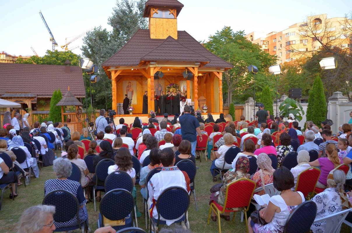 Cinstire adusă Maicii Domnului 56813