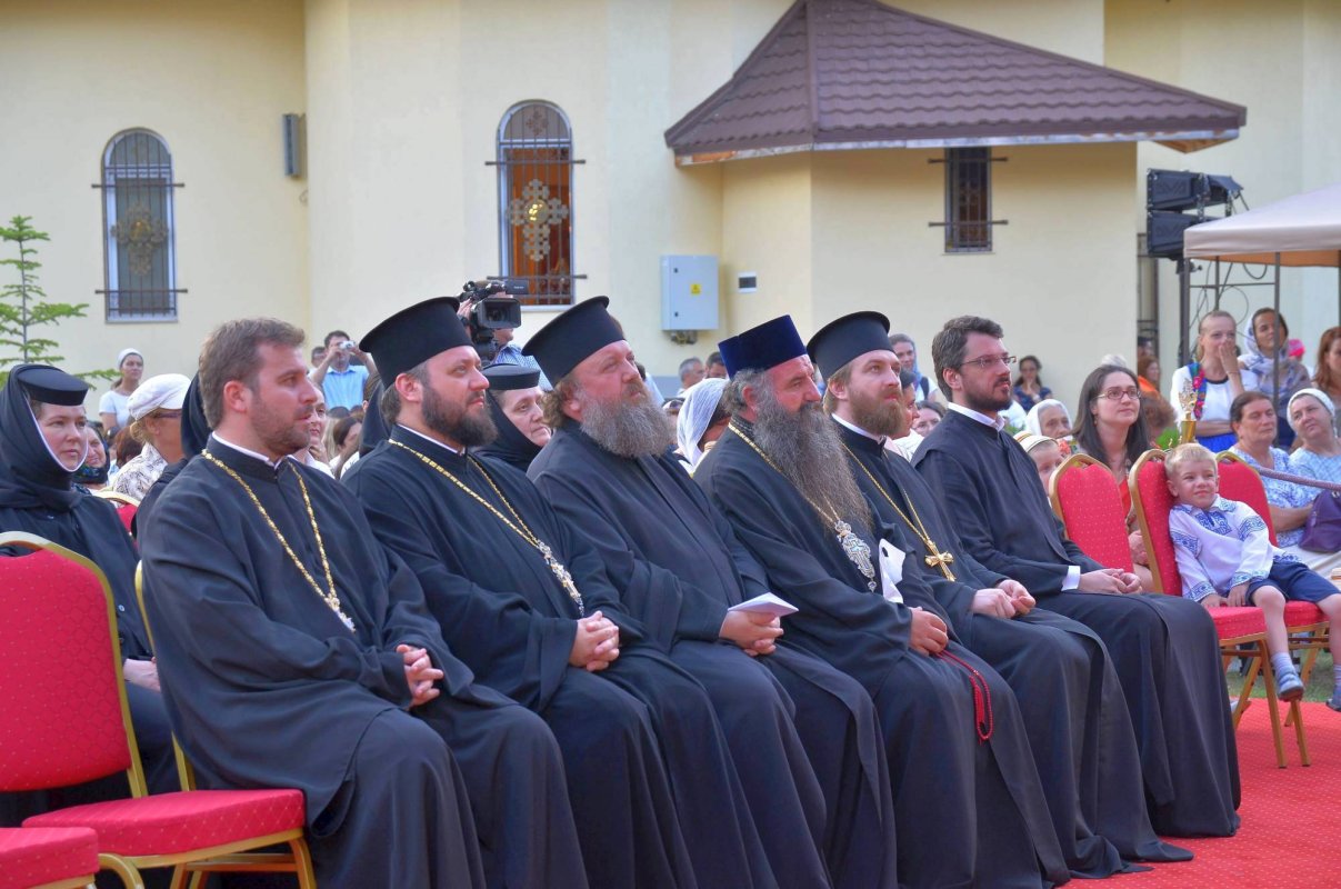 Cinstire adusă Maicii Domnului 56814