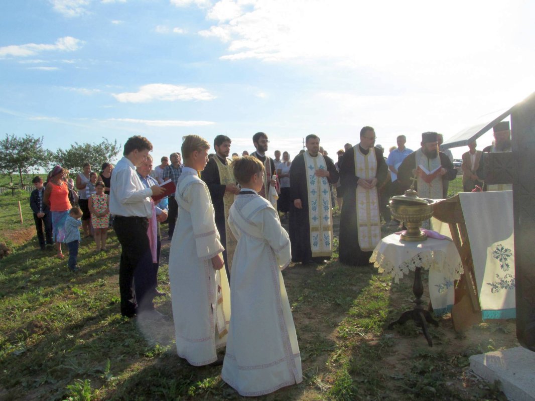 Monument în amintirea ctitorilor bisericii din Tăuteşti 56778