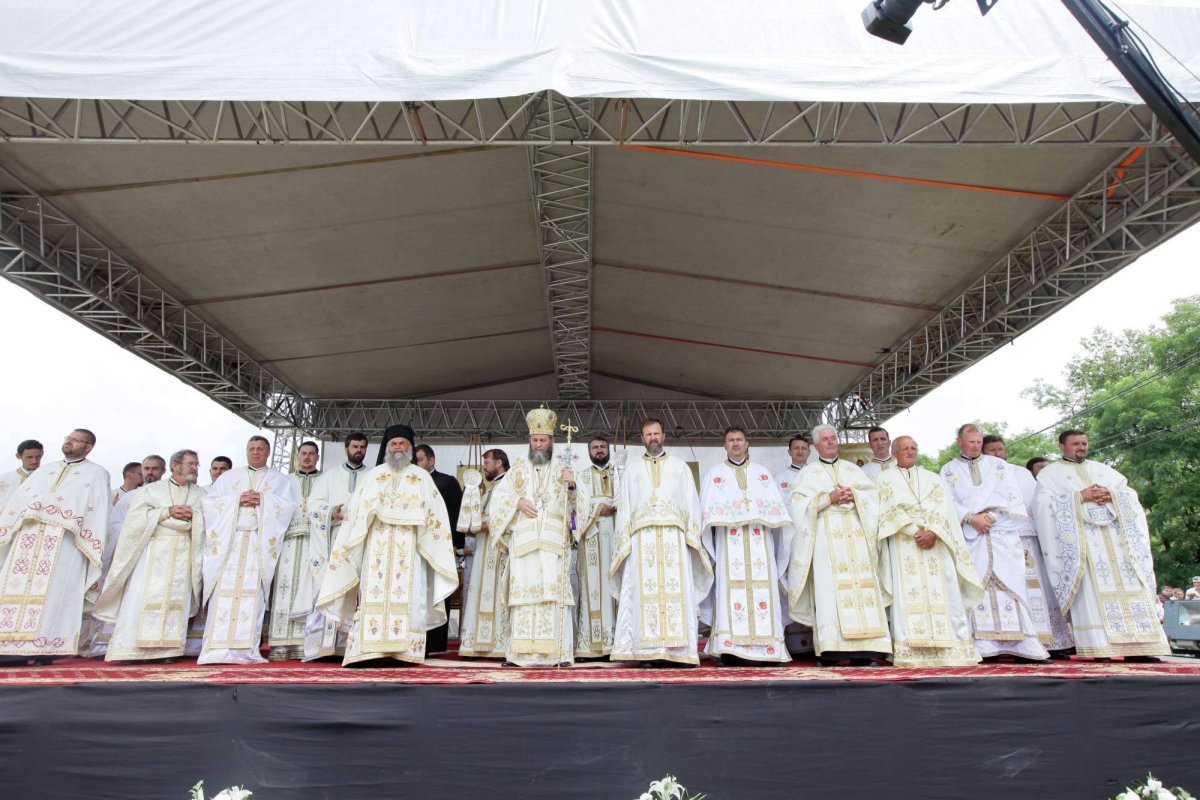 Sfinţiri şi slujiri arhiereşti în Duminica a 3-a după Rusalii 56789