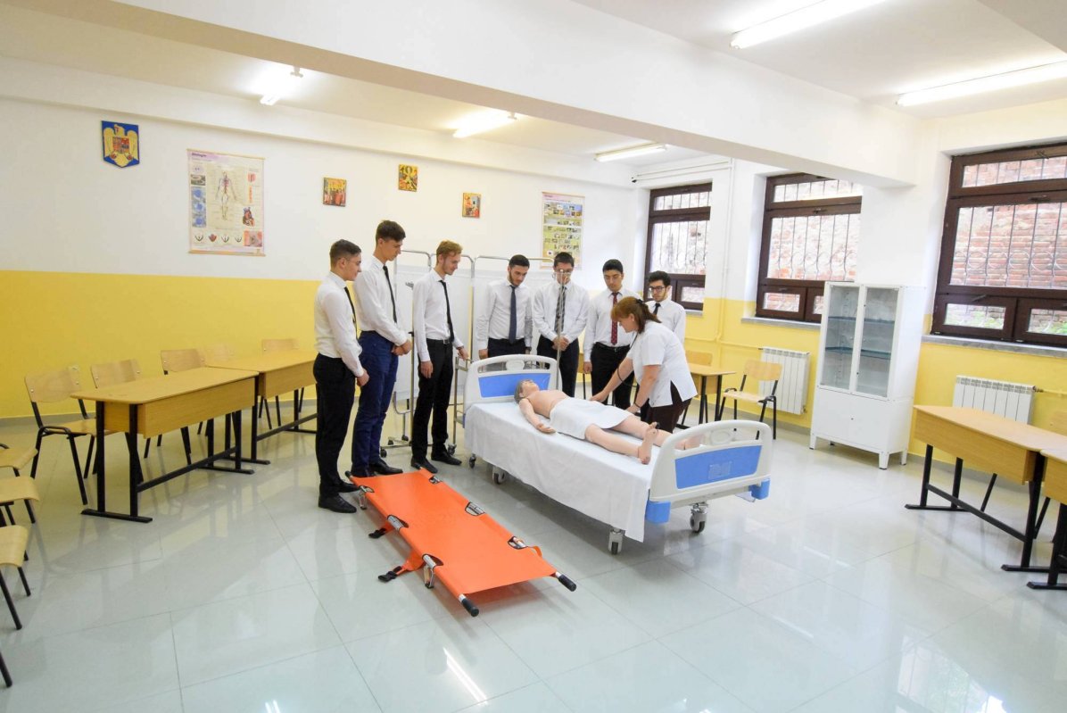 Şcoală Postliceală Sanitară în tinda Bisericii 56635