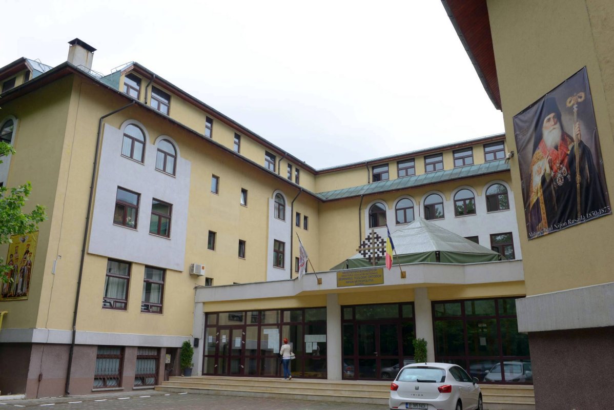 Şcoală Postliceală Sanitară în tinda Bisericii 56636