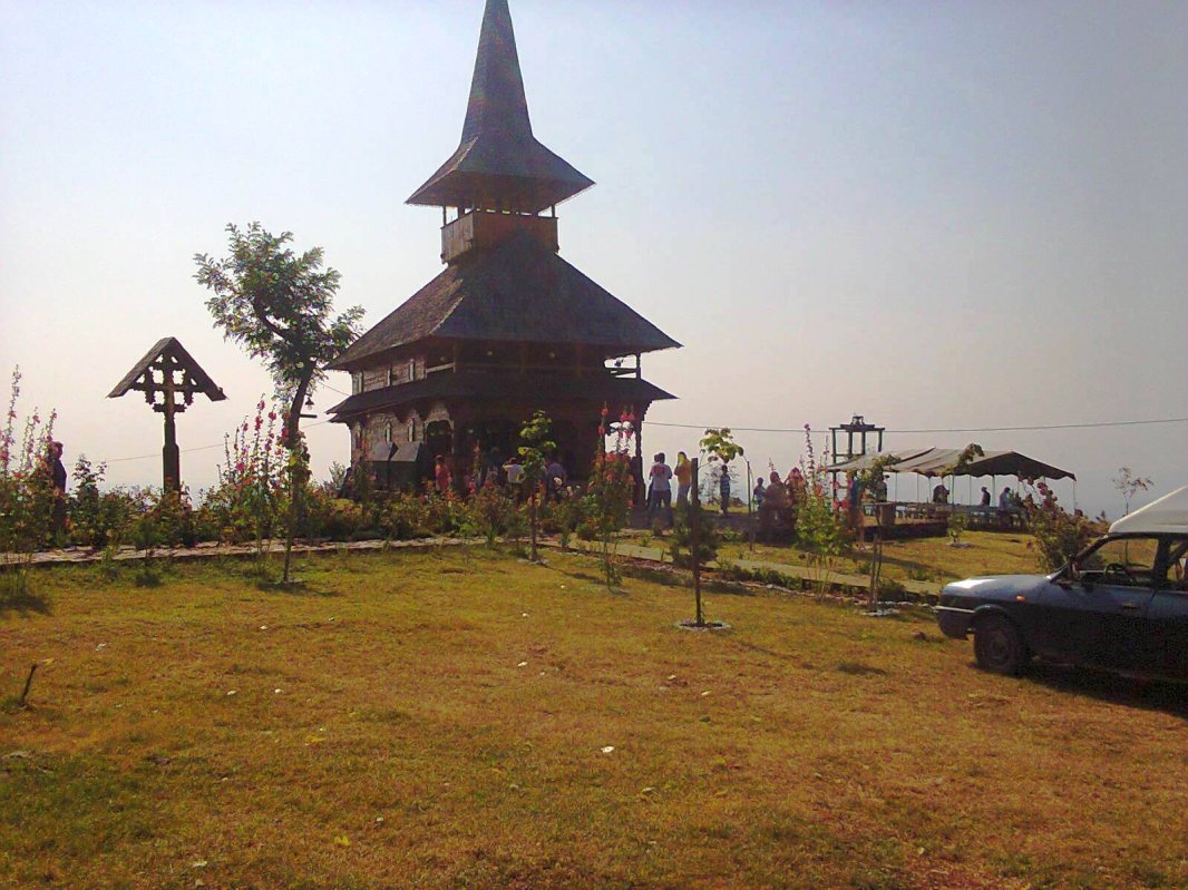 Două locaşuri de închinare în haină de praznic 56336