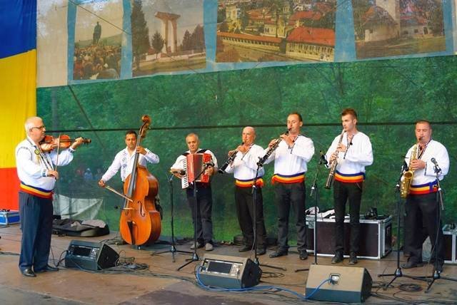 Sărbătoarea românilor pe Muntele Găina  56324