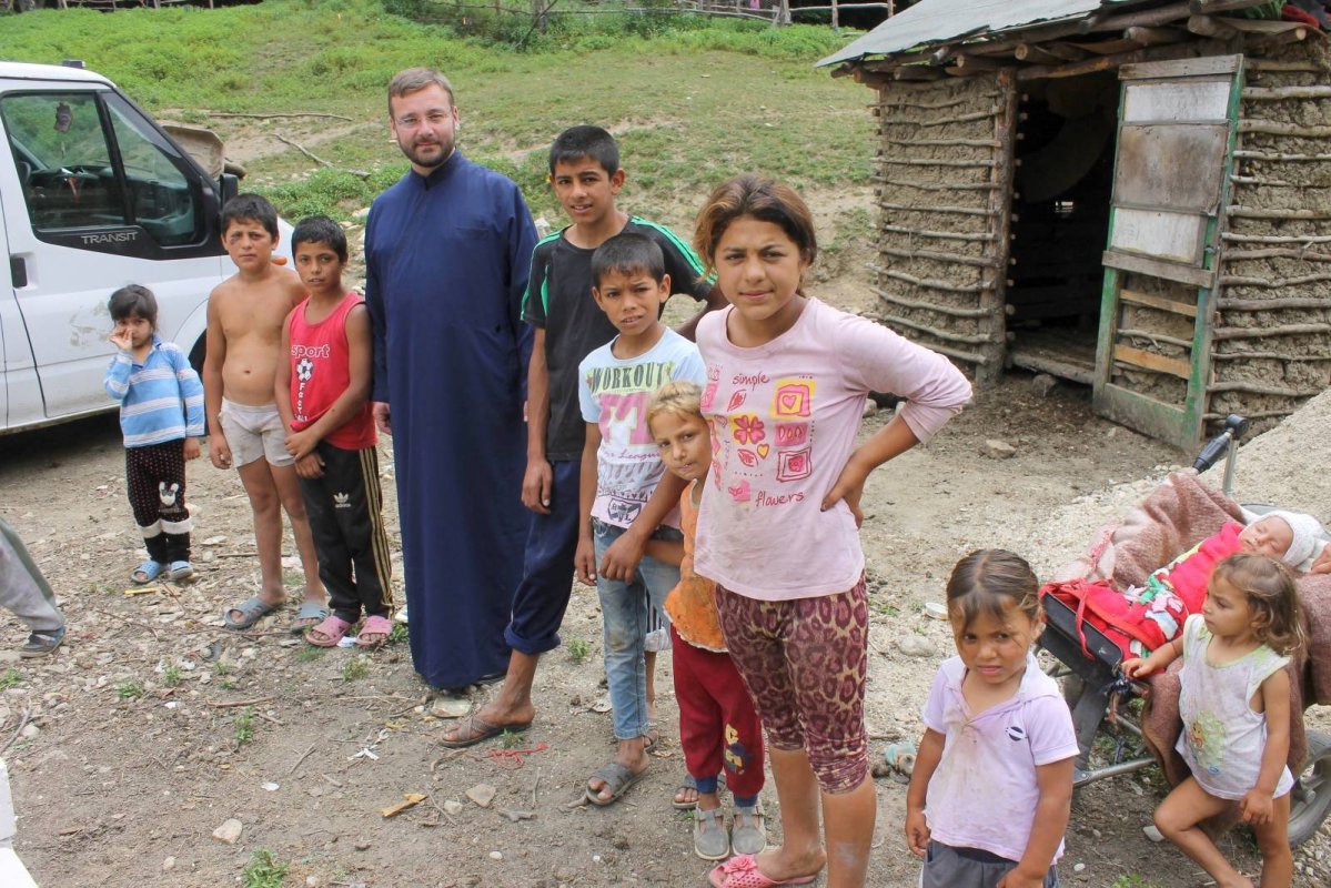 Biserica ridică o casă pentru o familie săracă   56206