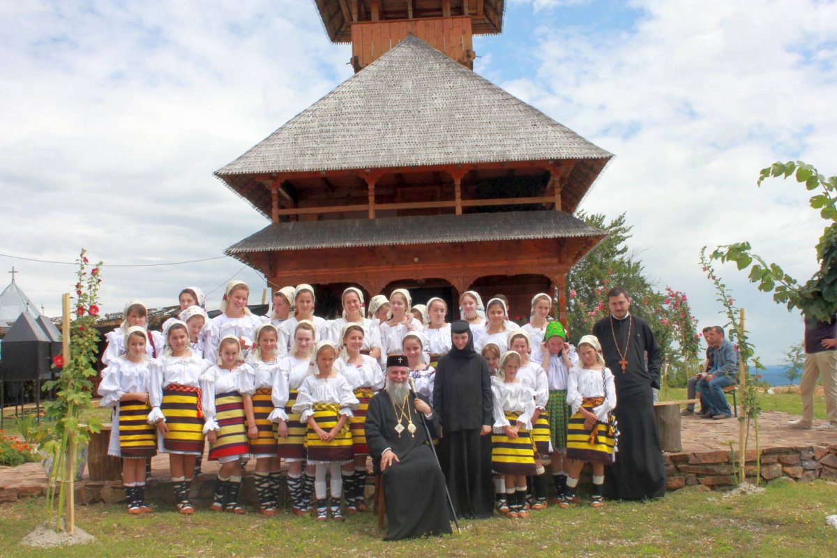 Mănăstirea Dobriţa  în haină de sărbătoare 56171