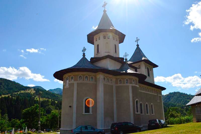 O nouă poartă a cerului în Arhiepiscopia Romanului şi Bacăului 56086