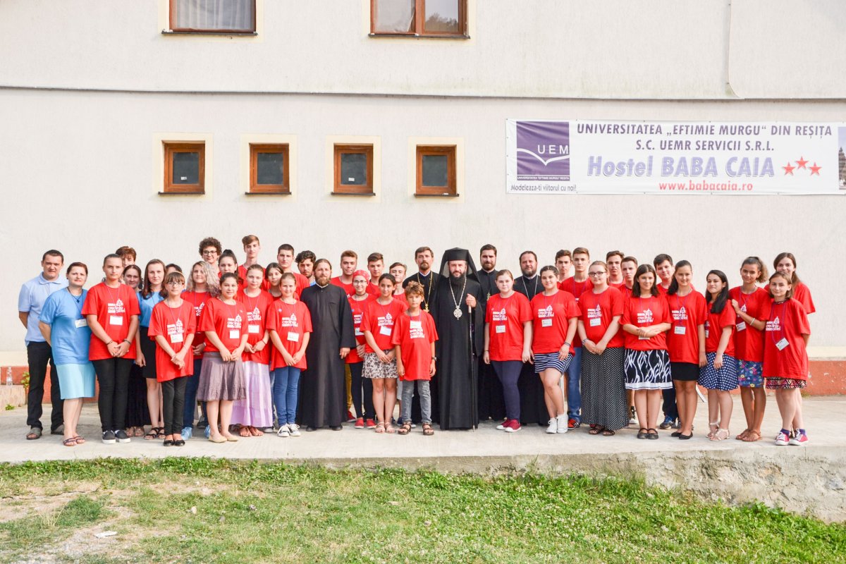 Tineri ortodocși în comuniune la Coronini 55752