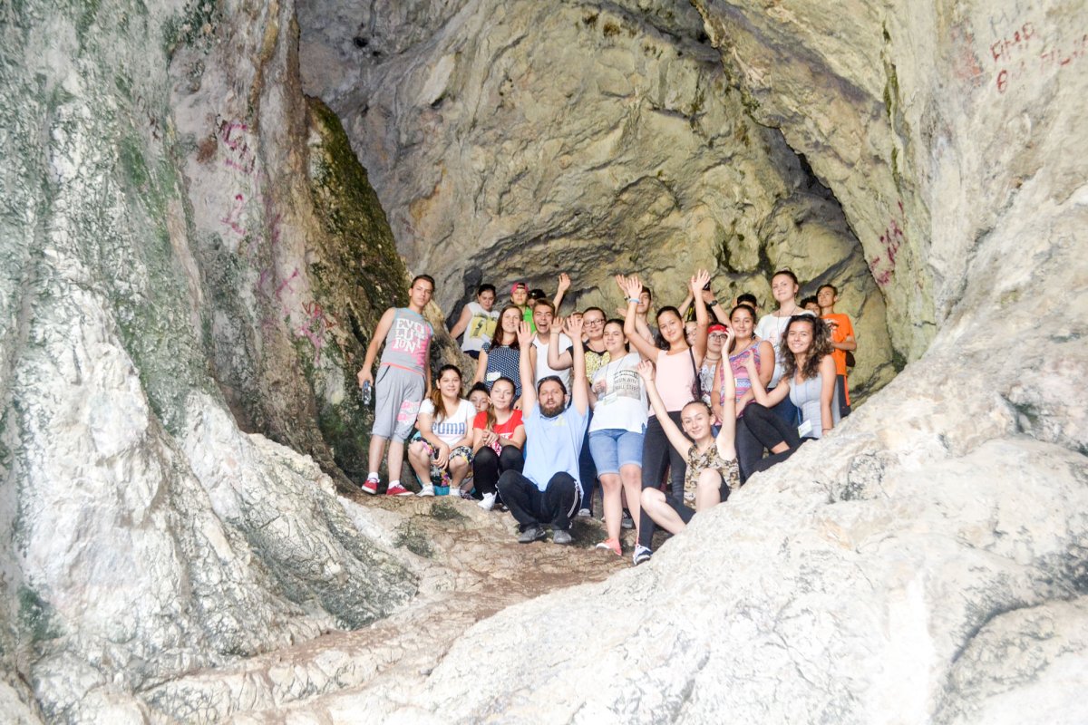 Tineri ortodocși în comuniune la Coronini 55754