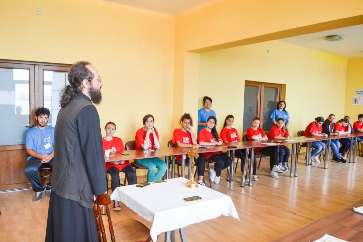 Tineri ortodocși în comuniune la Coronini 55755