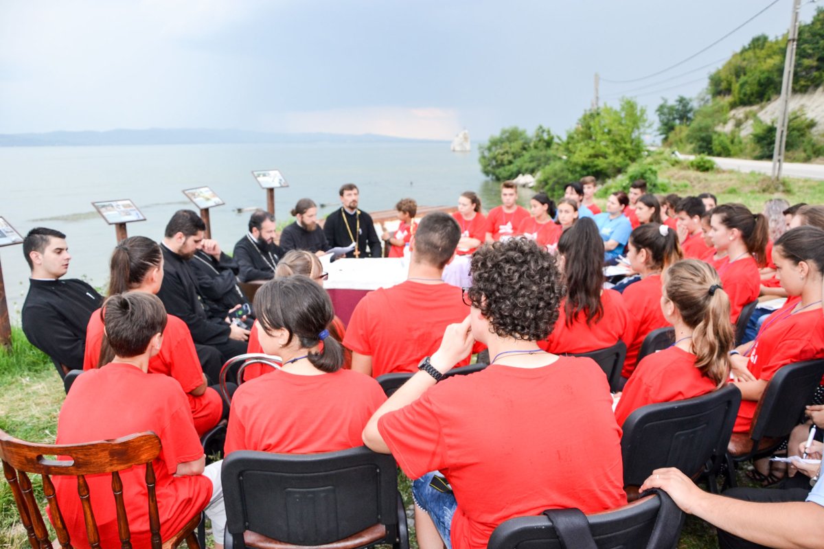 Tineri ortodocși în comuniune la Coronini 55756