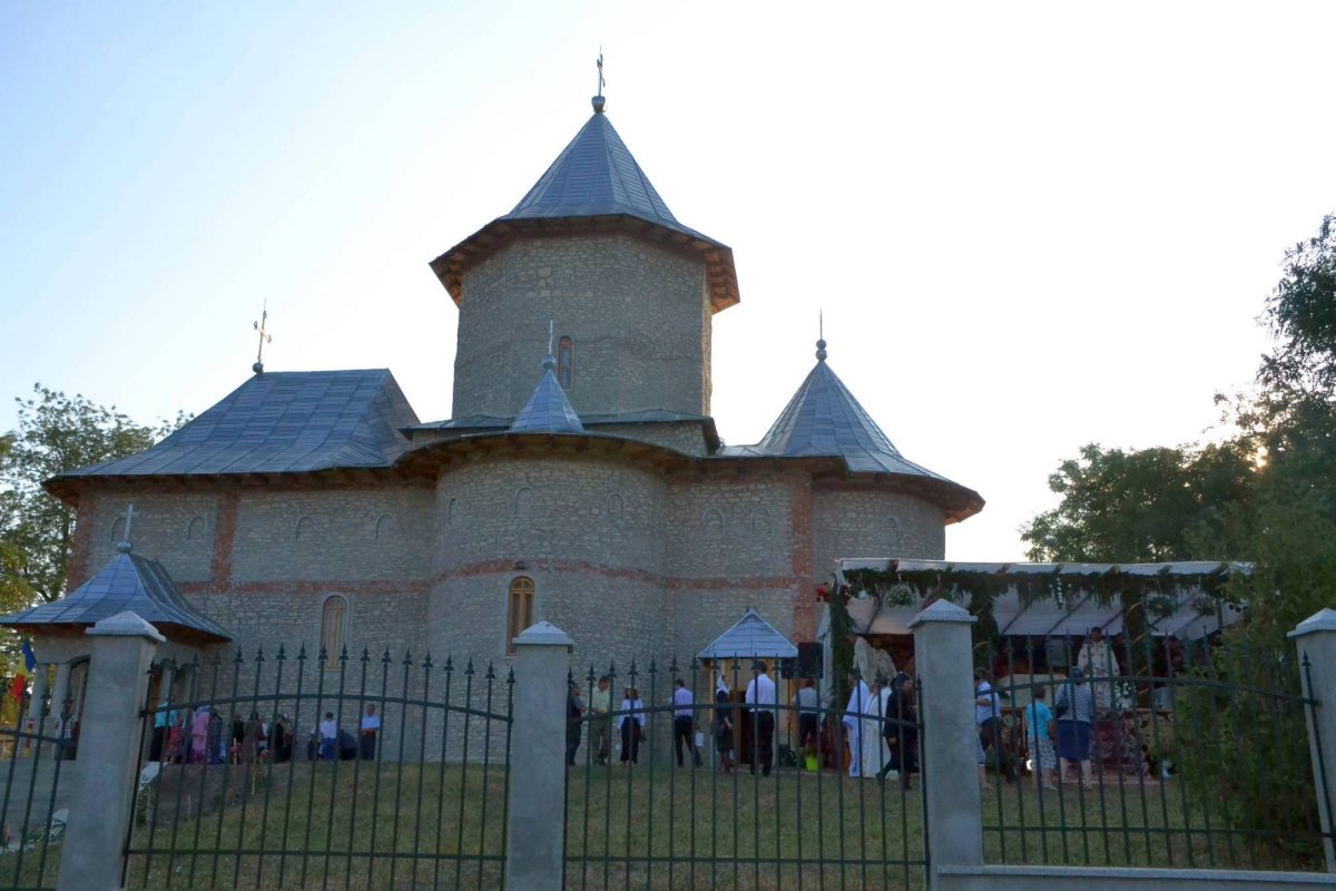 Biserica „Sfânta Cuvioasă Parascheva“ din Strahotin a fost sfinţită 55644