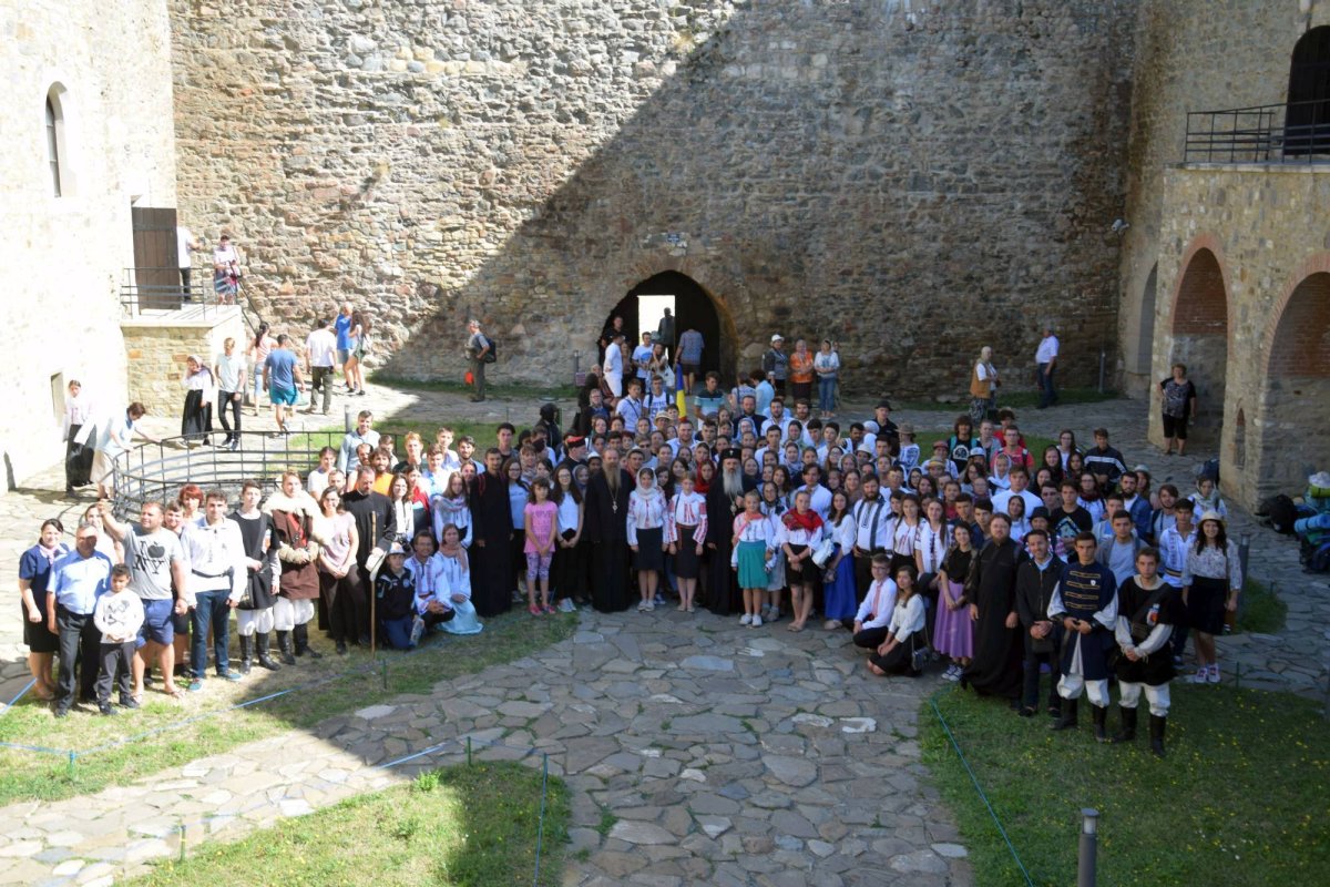 Liturghie arhierească în cadrul pelerinajului pedestru „Pe urmele sfinţilor nemţeni“ 55416