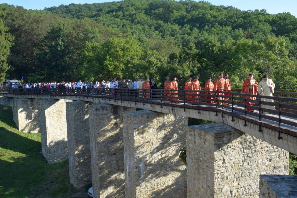 Liturghie arhierească în cadrul pelerinajului pedestru „Pe urmele sfinţilor nemţeni“ 55419