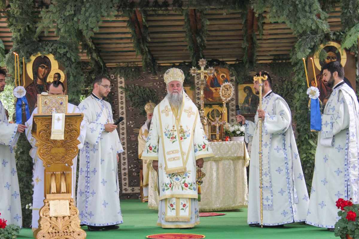 Sfinte Liturghii arhiereşti în Mitropolia Olteniei 55226