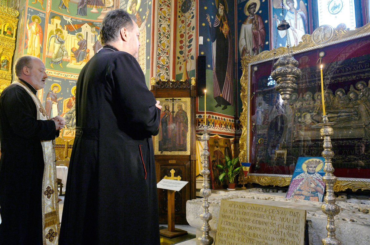 Candela Mariei Brâncoveanu veghează mormântul domnesc 55181