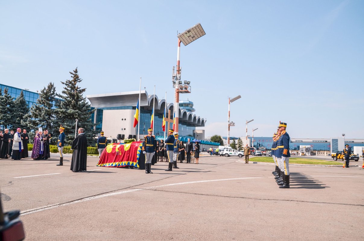 Trupul Reginei Ana a ajuns în România 55196