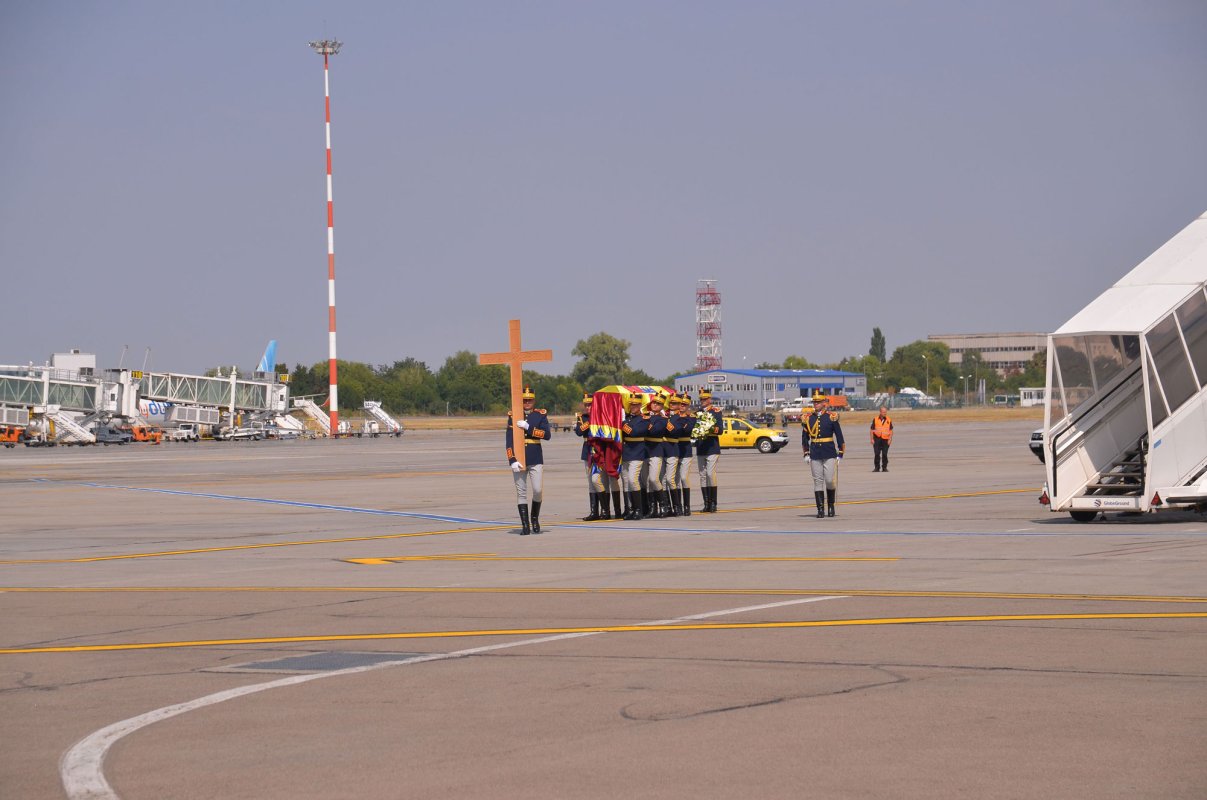 Trupul Reginei Ana a ajuns în România 55198