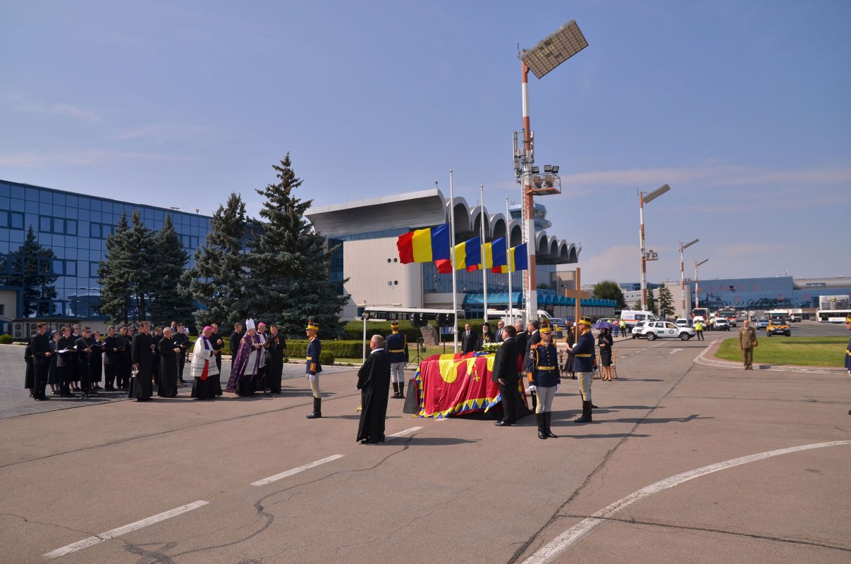 Trupul Reginei Ana a ajuns în România 55199