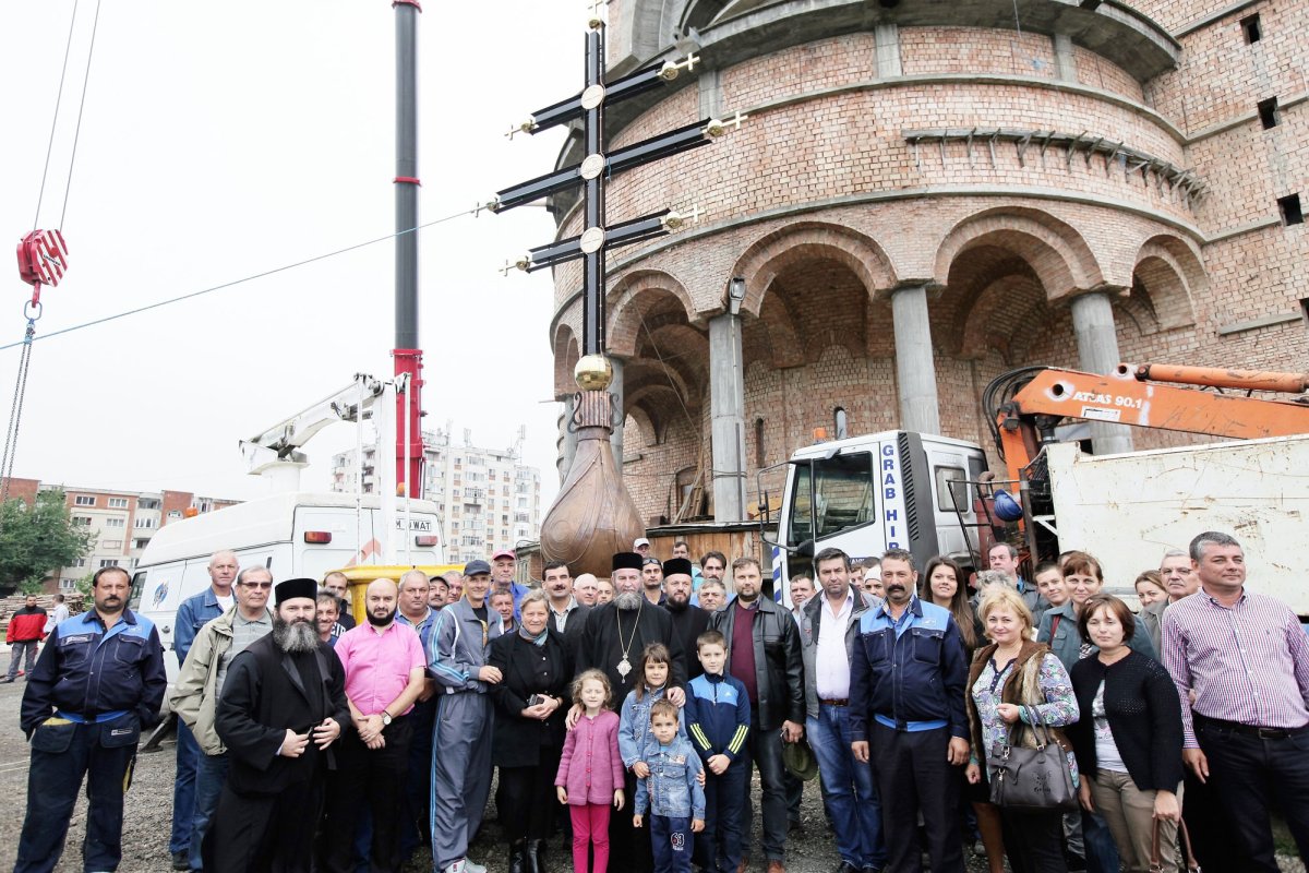 A fost fixată crucea pe Catedrala Episcopală din Baia Mare 54939