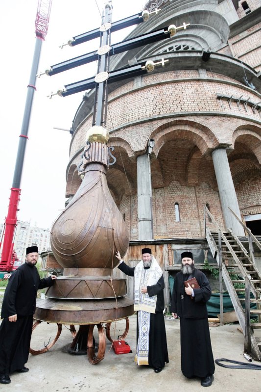 A fost fixată crucea pe Catedrala Episcopală din Baia Mare 54941