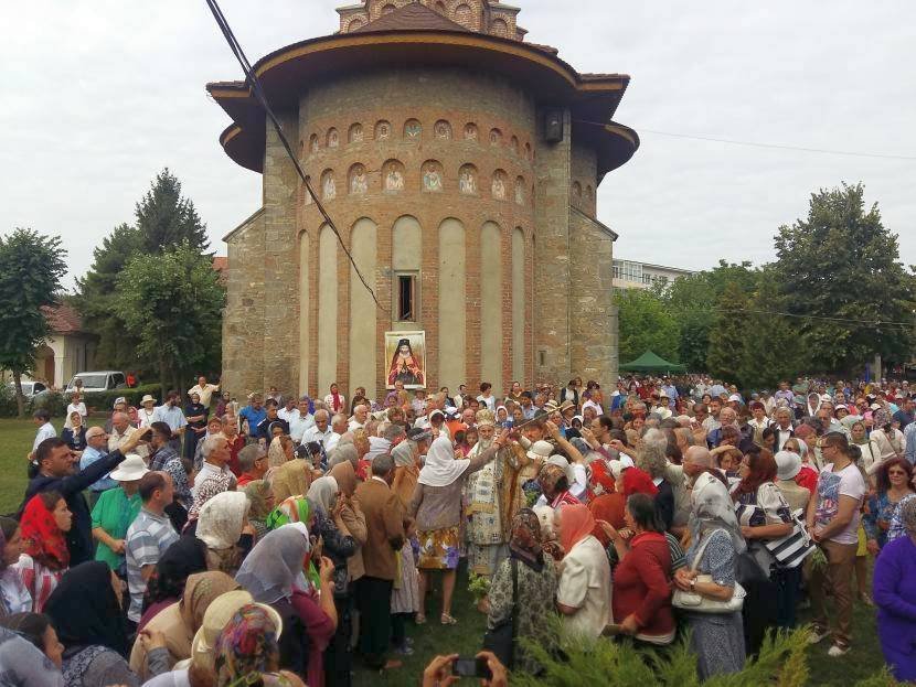 IPS Ioachim a slujit la Biserica Precista din Bacău 54849