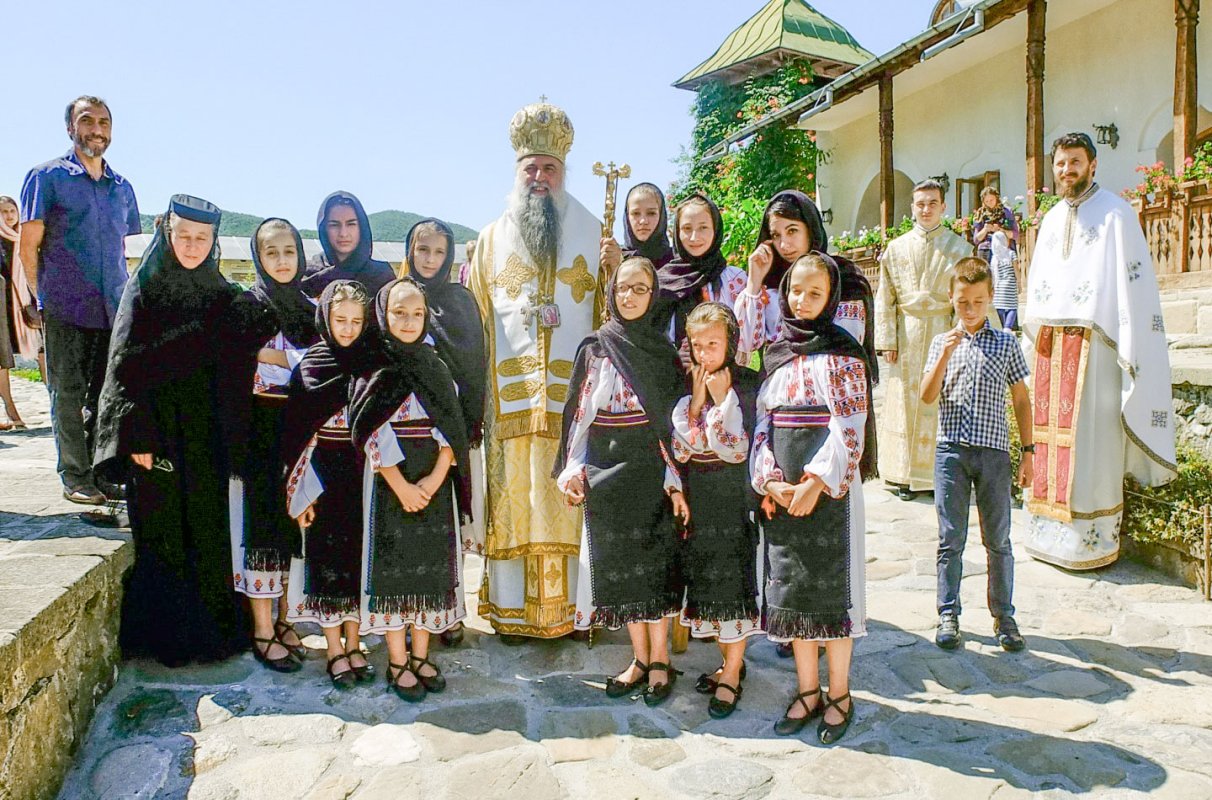 Liturghii arhiereşti  în Mitropolia Olteniei 54863