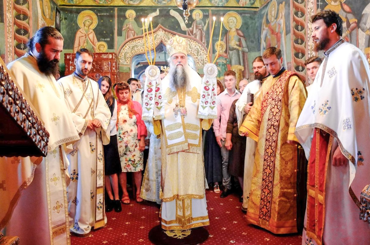 Liturghii arhiereşti  în Mitropolia Olteniei 54864