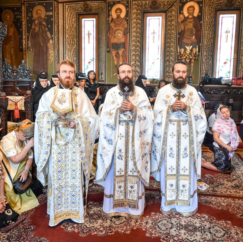 Praznic luminos la Mănăstirea Samurcășești 54879