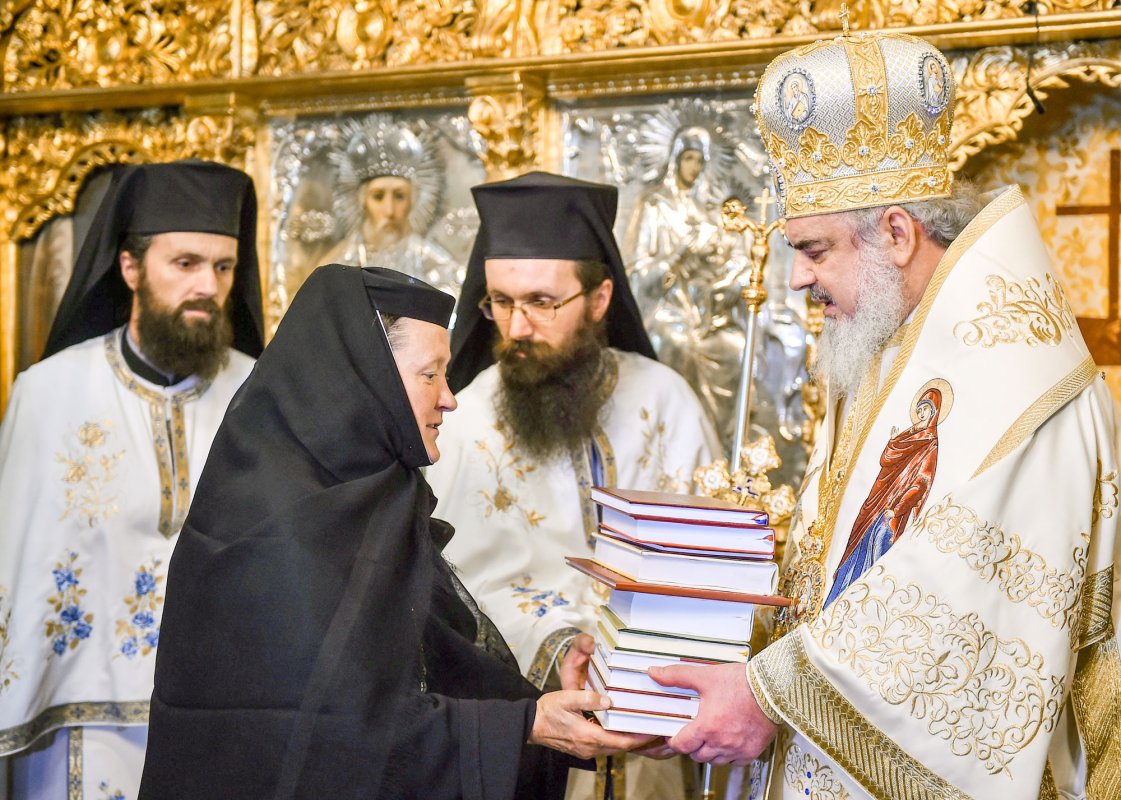 Praznic luminos la Mănăstirea Samurcășești 54880