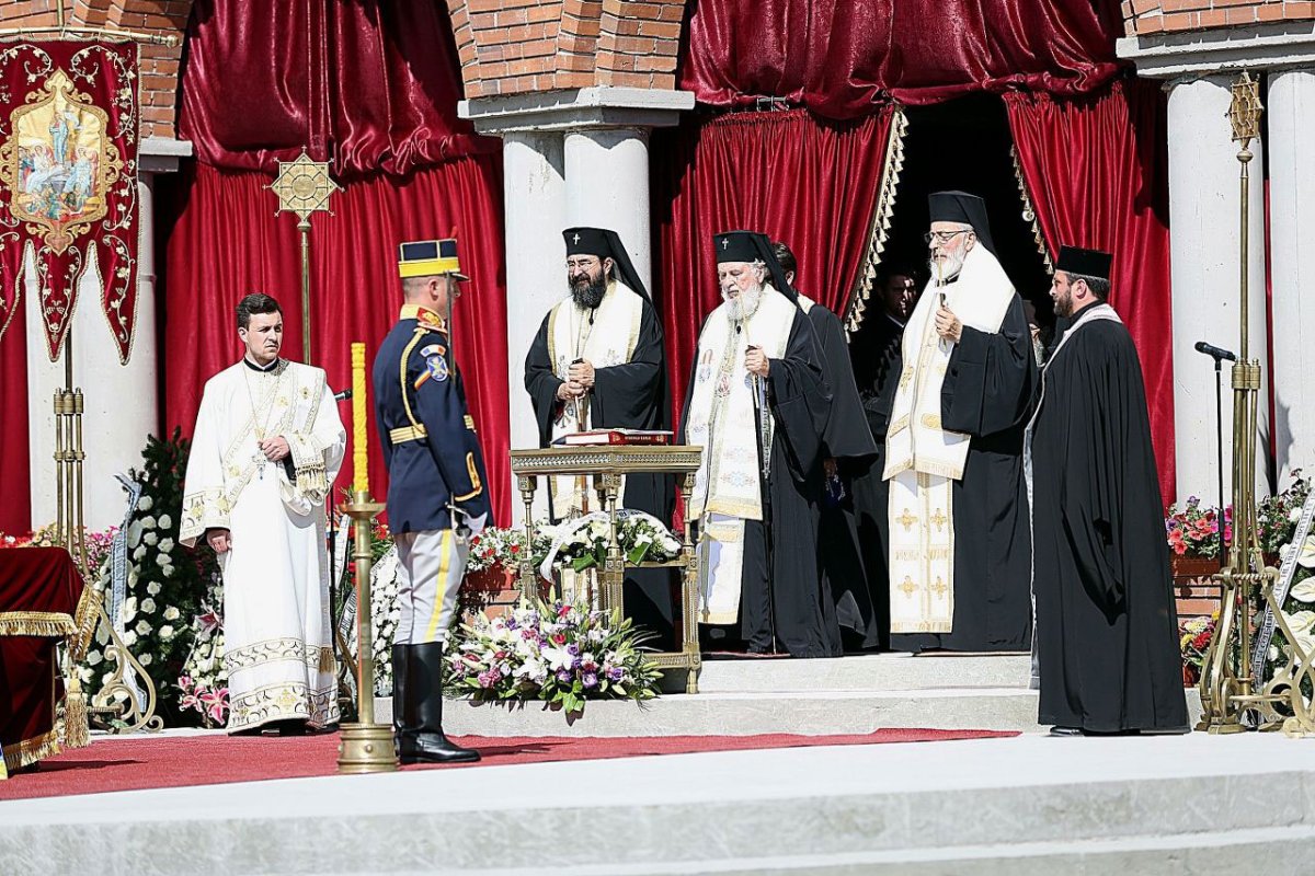 Regina Ana a fost înmormântată la Curtea de Argeș 54895