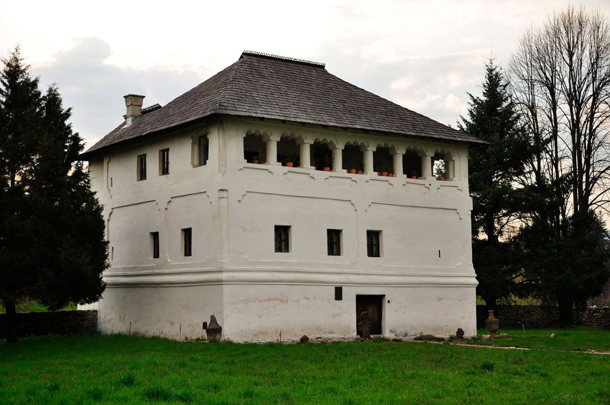 Locașul secular de lângă culele din Măldărești 54814