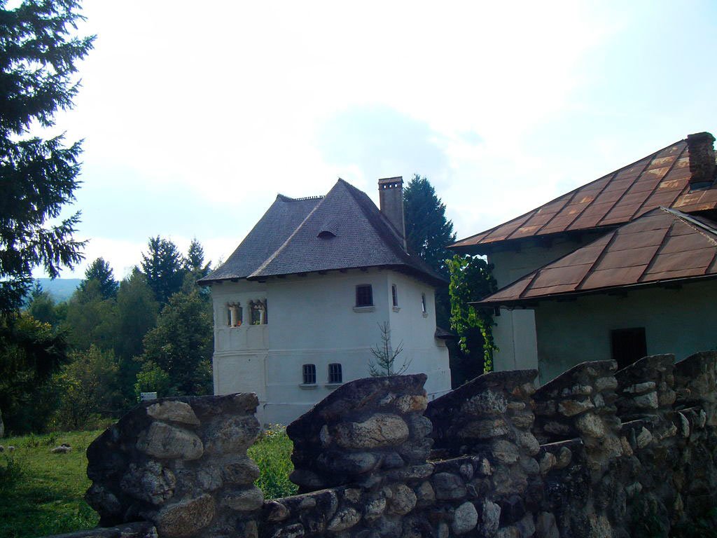 Locașul secular de lângă culele din Măldărești 54815