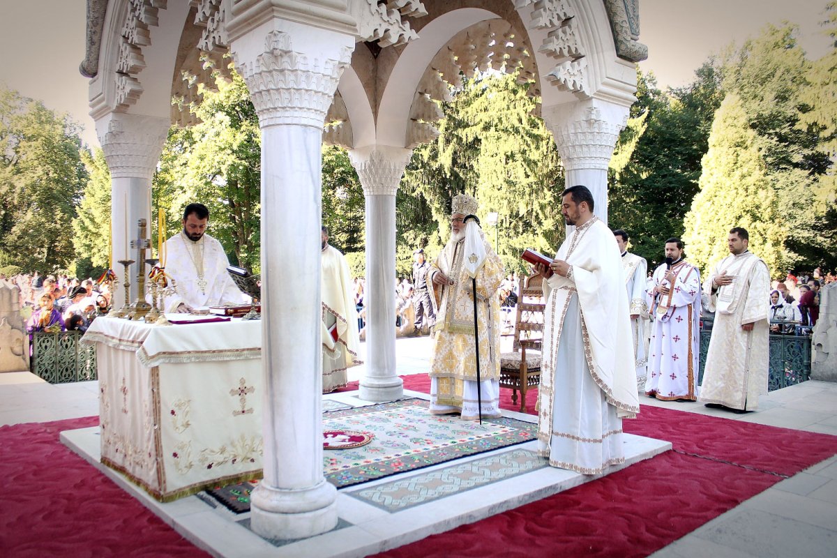 Maica Domnului cinstită în eparhii din Muntenia 54824