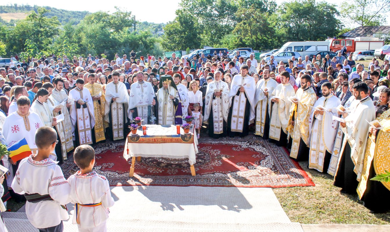 Maica Domnului cinstită în eparhii din Muntenia 54827