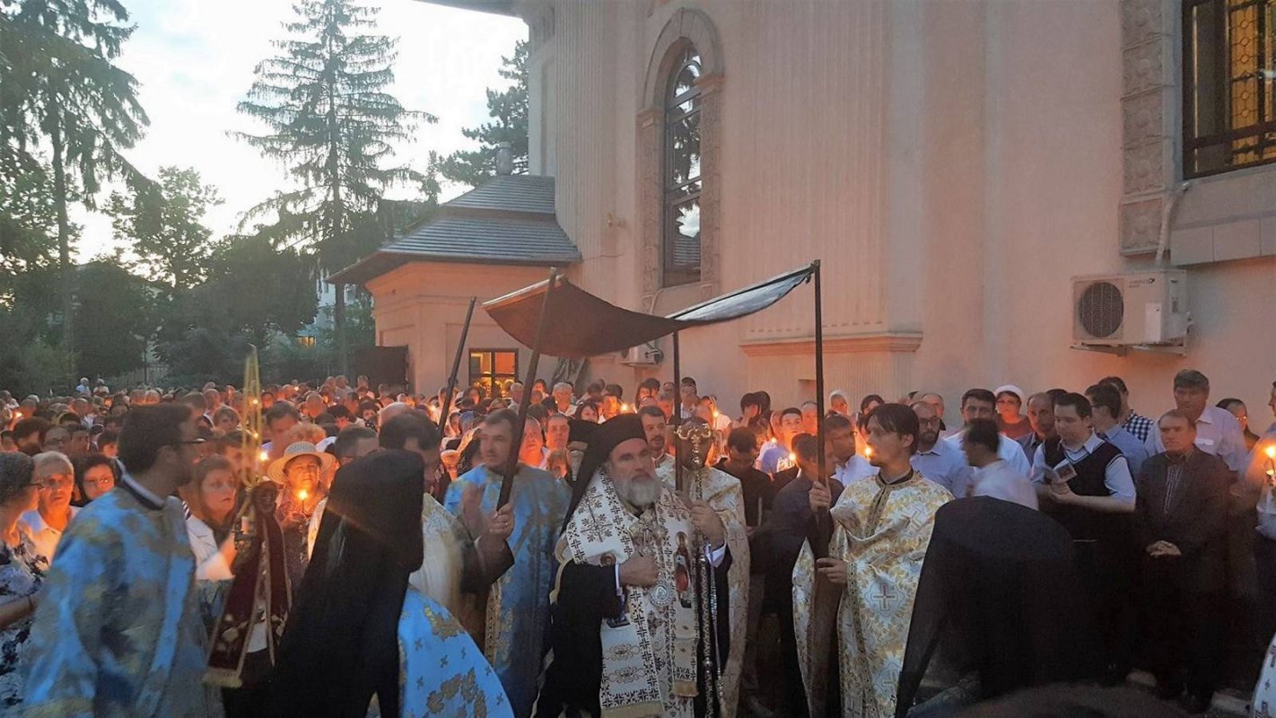 Prohodul Maicii Domnului la Biserica Precista Mare din Roman 54778