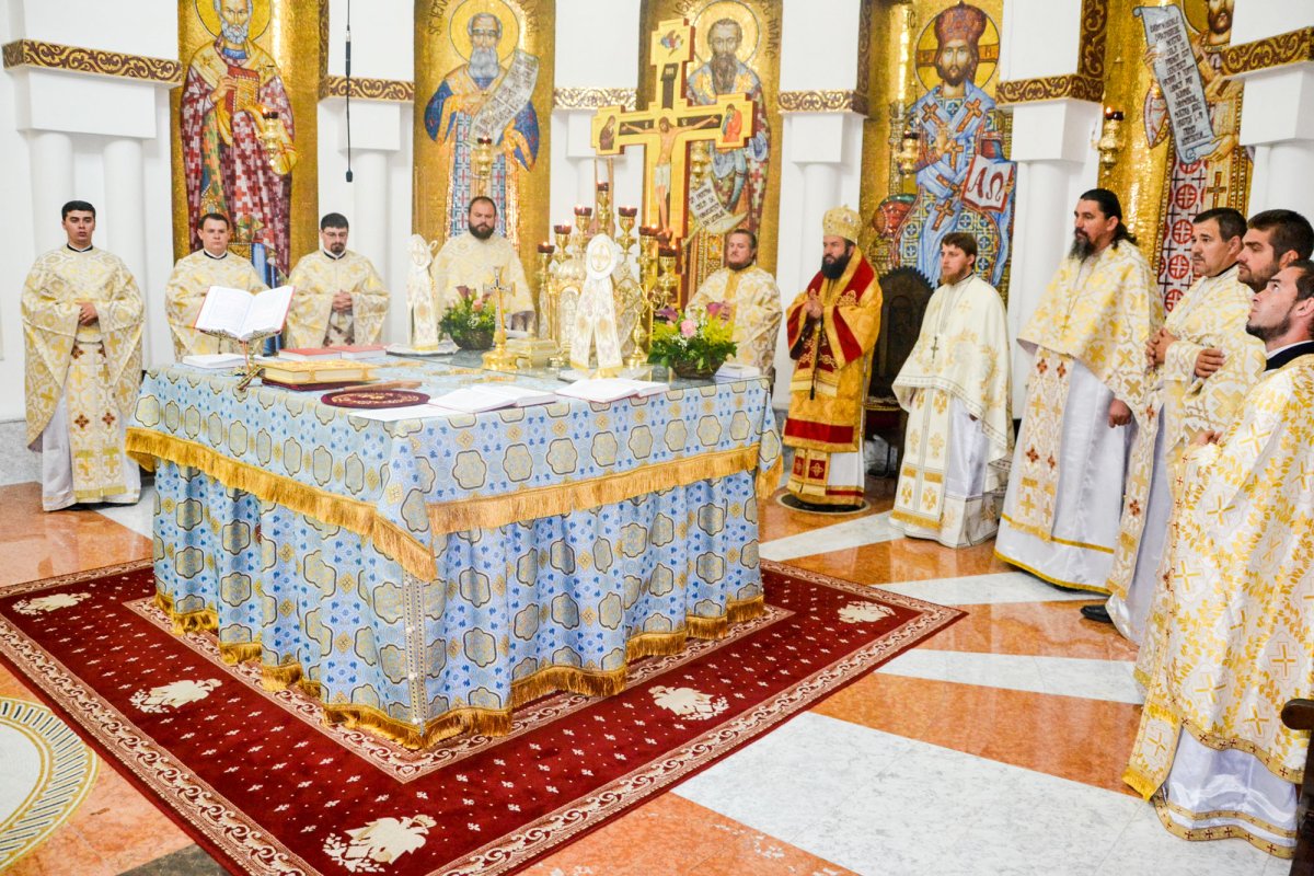 Slujire arhierească la Catedrala Episcopală 54679