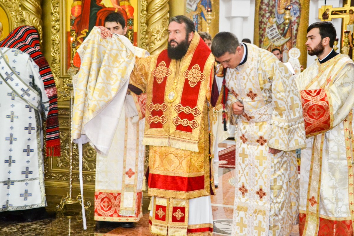Slujire arhierească la Catedrala Episcopală 54681