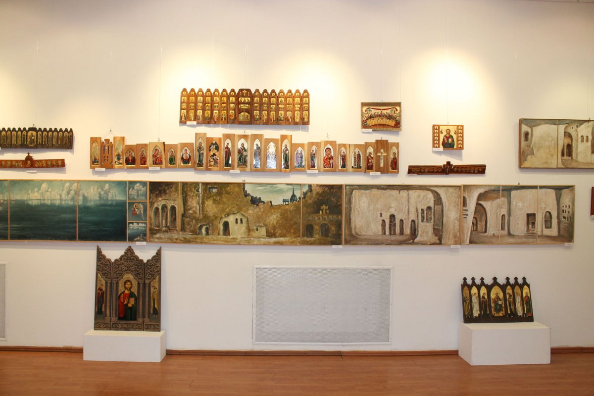 Tălmăciri plastice reunite în expoziţia „Coloanele cerului” 54634