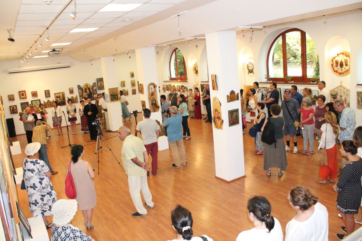 Tălmăciri plastice reunite în expoziţia „Coloanele cerului” 54636