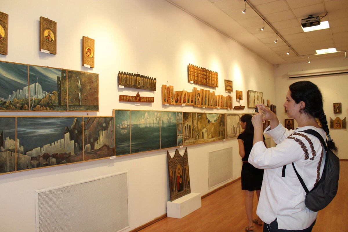 Tălmăciri plastice reunite în expoziţia „Coloanele cerului” 54642