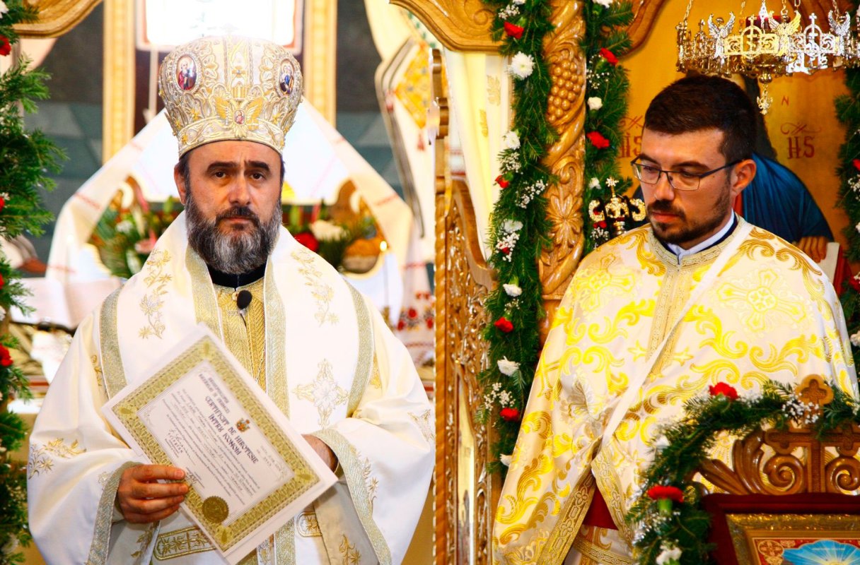 Binecuvântare arhierească în parohia Vulturu 54475