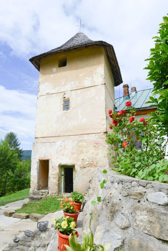 Bradu, mănăstirea suișului în lumină 54452