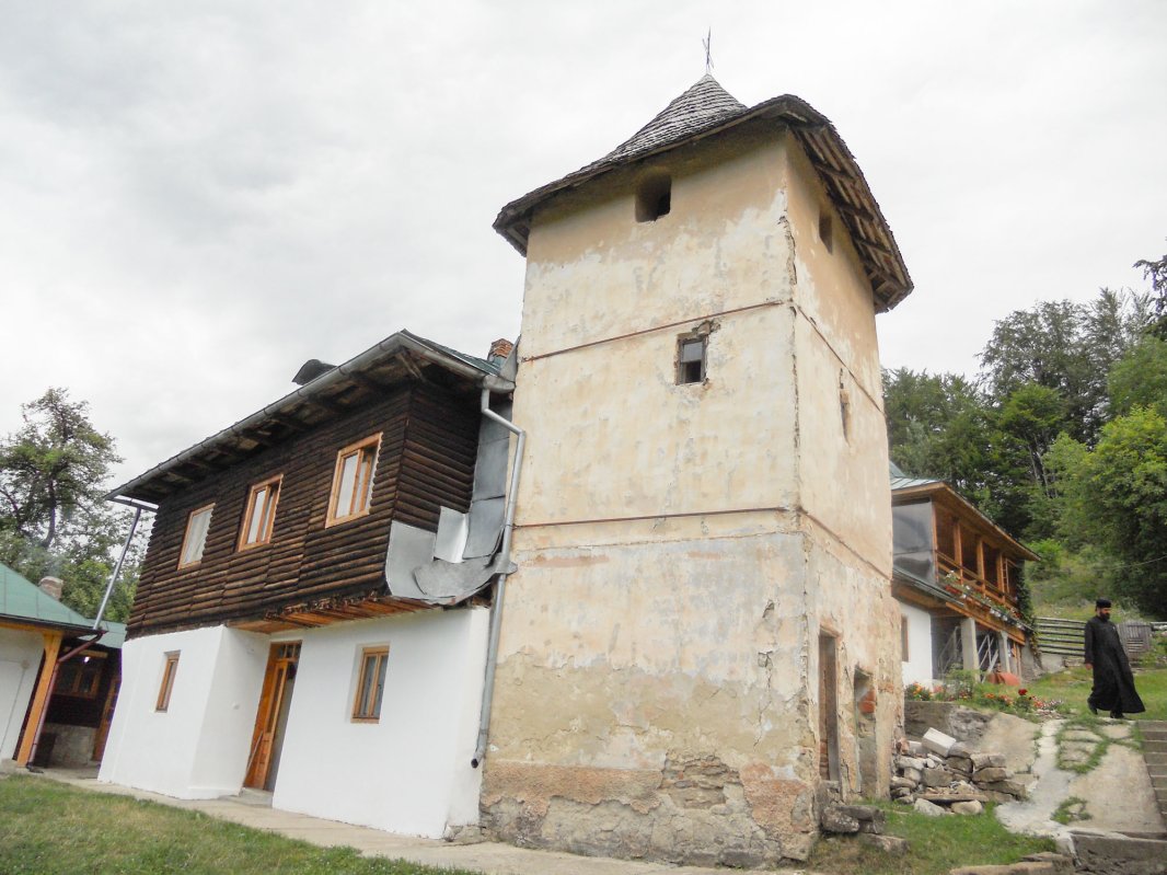 Bradu, mănăstirea suișului în lumină 54458