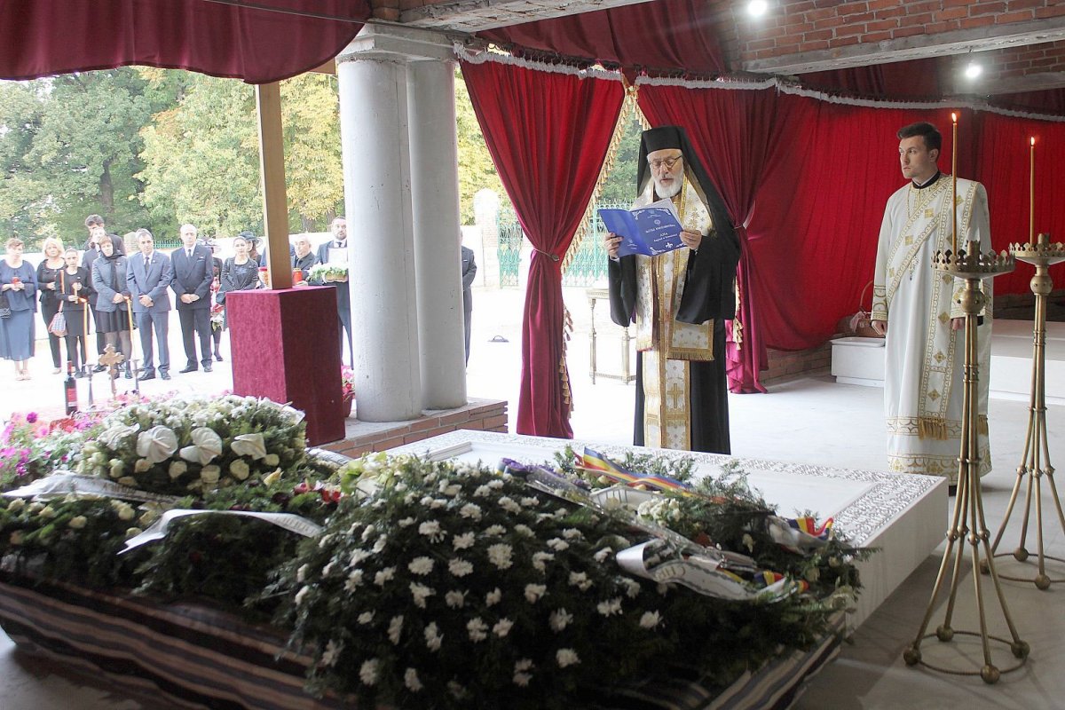 Slujbă de Parastas pentru Regina Ana la Curtea de Argeș 54468