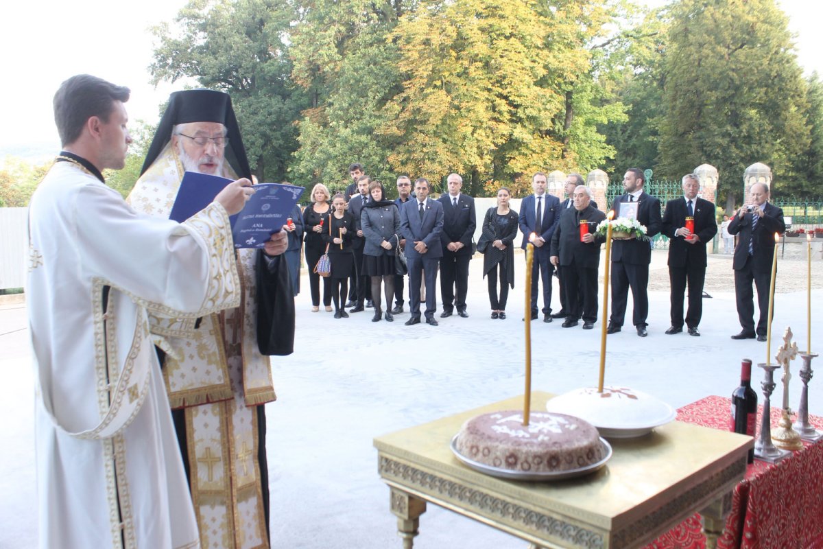 Slujbă de Parastas pentru Regina Ana la Curtea de Argeș 54469