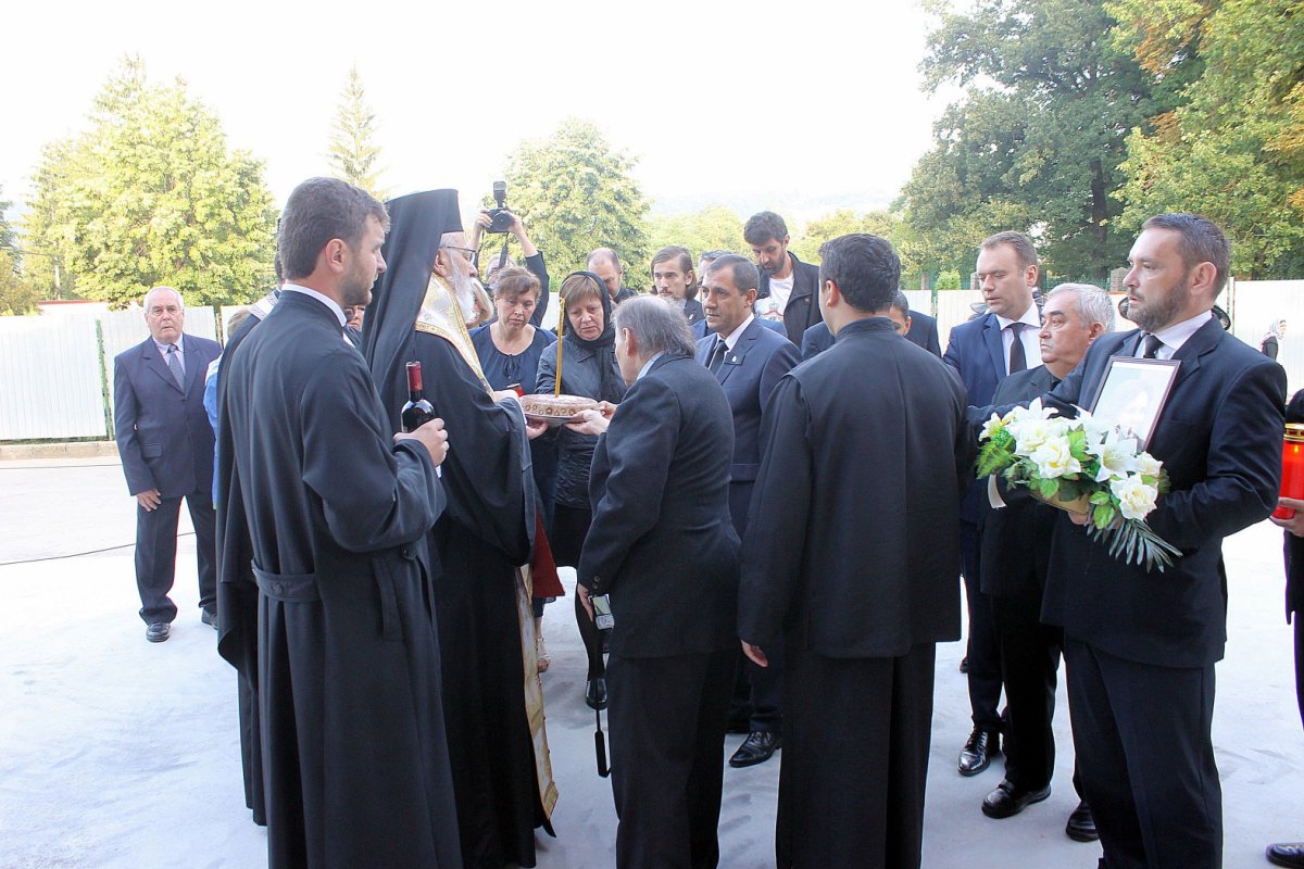 Slujbă de Parastas pentru Regina Ana la Curtea de Argeș 54470