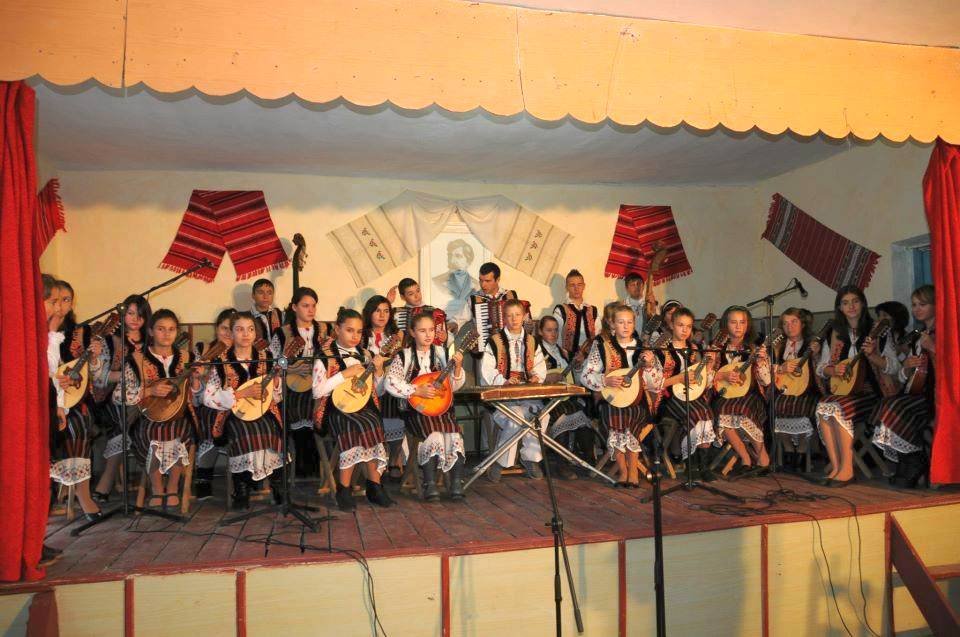 „Folclorul este dovada existenţei noastre pe pământul românesc“ 54380