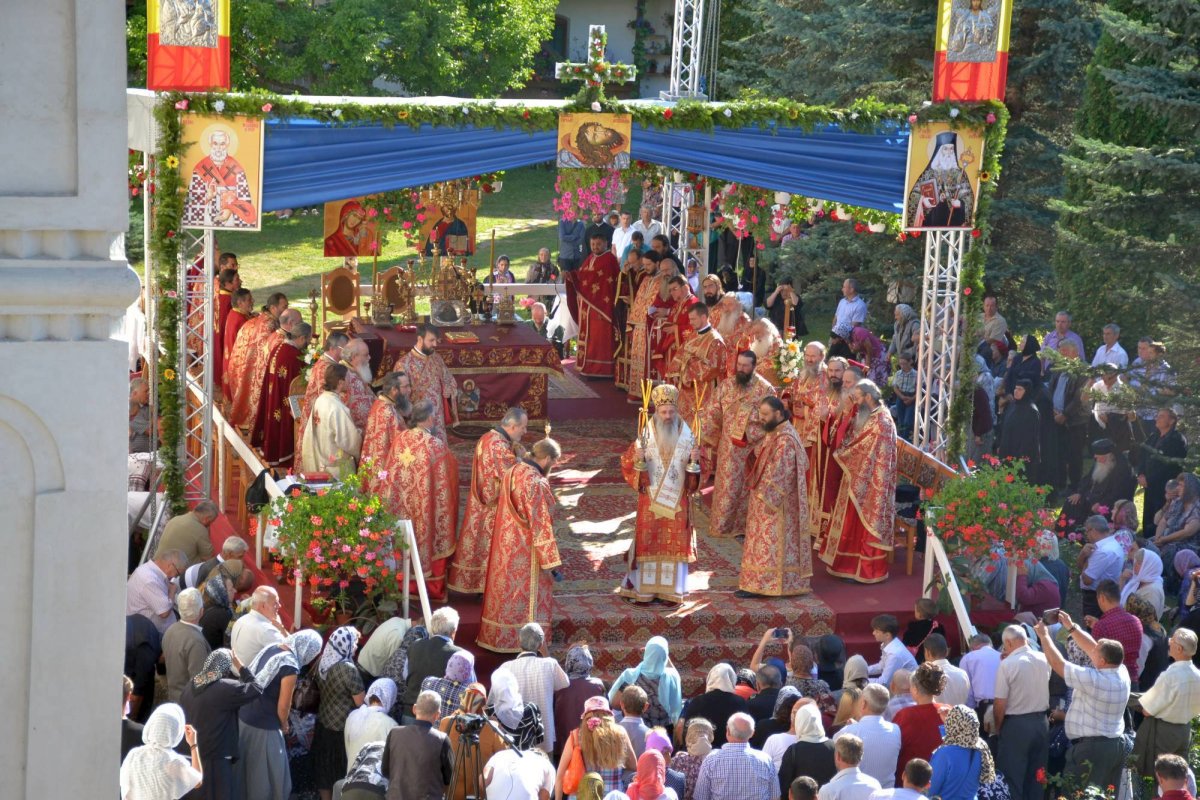 Hramul istoric al Mănăstirii Secu din judeţul Neamţ 54008